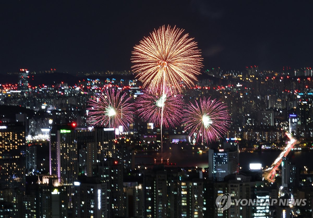 [르포] 불꽃축제 전야제부터 한강 몰린 시민들…"펑, 펑, 펑" | 연합뉴스