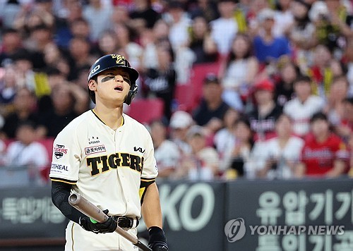 KIA 김도영, 번트 대다 얼굴에 타구 맞아 교체…대형 악재 우려 | 연합뉴스