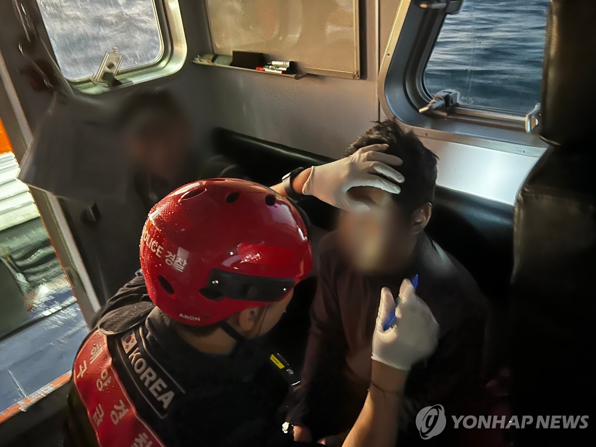 태안해경, 조업 중 로프에 눈 맞은 외국인 선원 응급 이송 | 연합뉴스