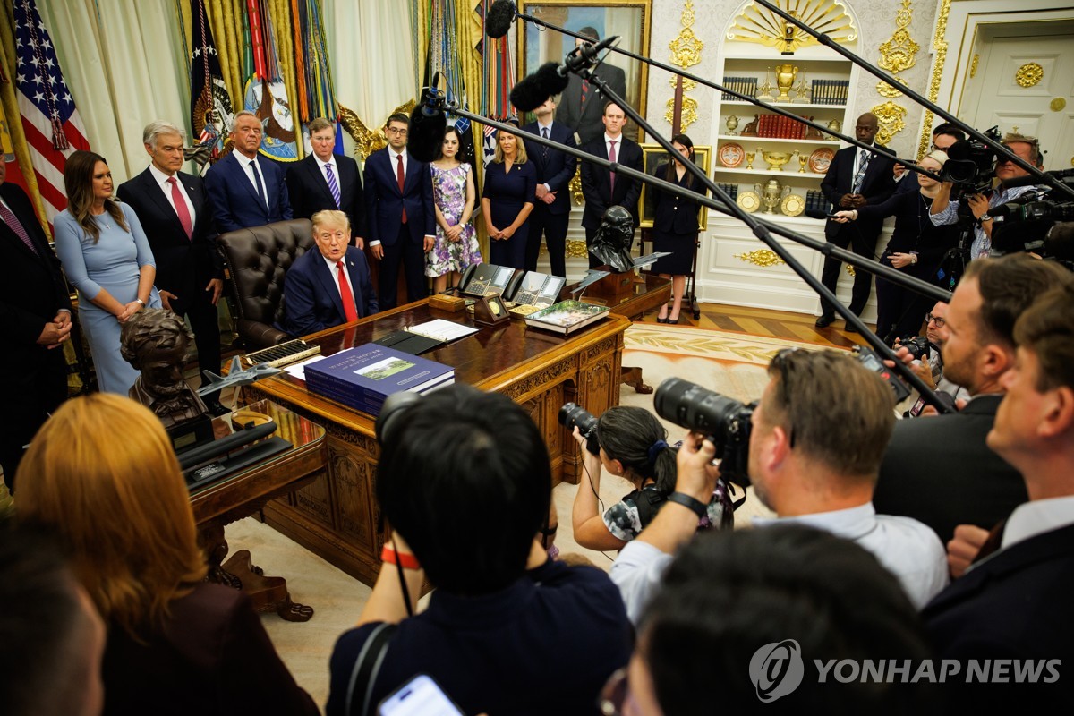 백악관 출입금지 위헌소송·취재 보이콧…트럼프 "3류 광대들"(종합2보) | 연합뉴스