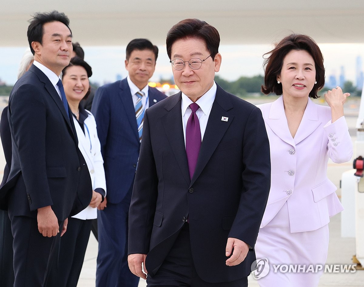李대통령, 민주당 의원들에 '노무현 평전' 선물…통합 도모 | 연합뉴스