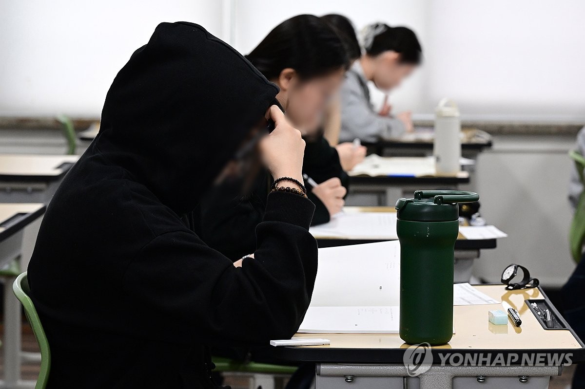 공인영어시험지 훔쳐 AI로 풀고 손바닥에 메모…수험생 집행유예 | 연합뉴스
