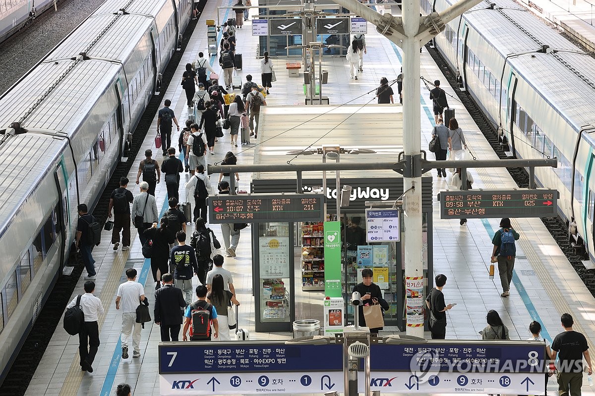 추석 연휴 앞둔 與 용산역 귀성인사…국힘은 취약계층 봉사 | 연합뉴스