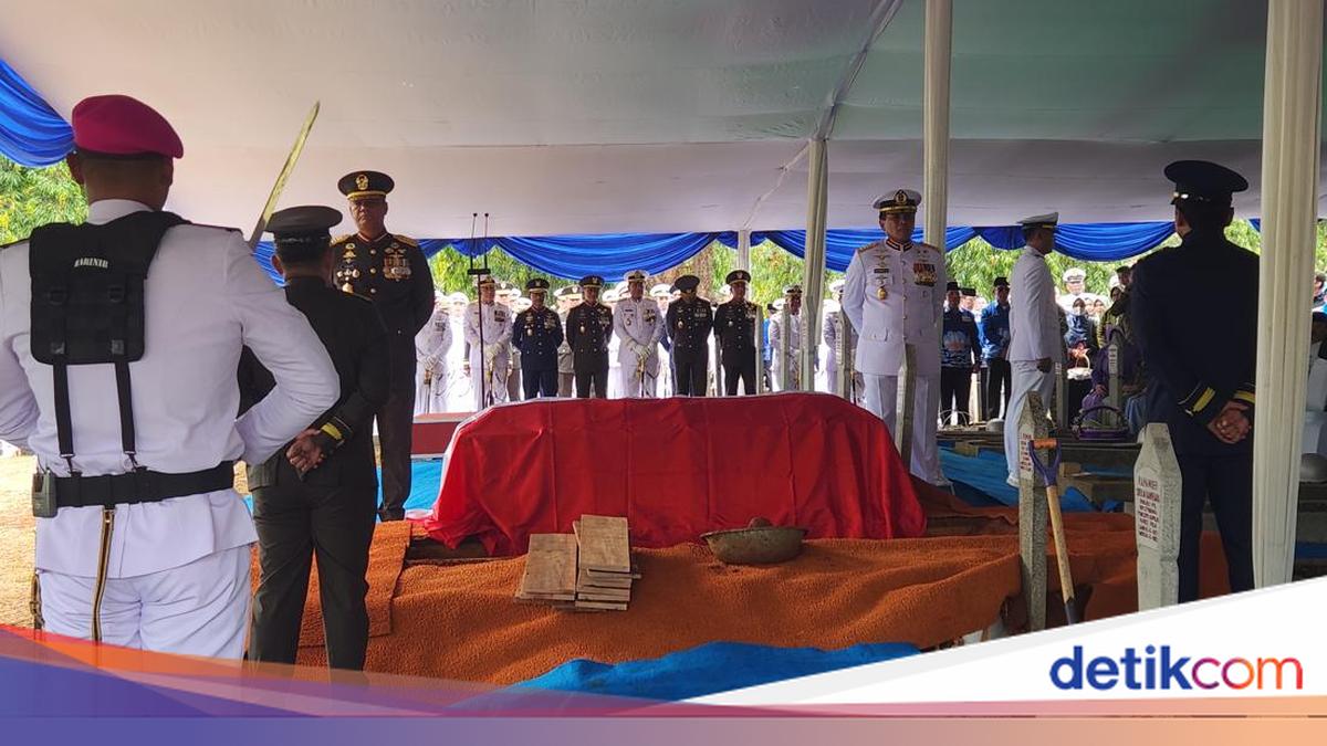 Upacara Militer Iringi Pemakaman Mantan Panglima TNI Widodo AS di TMP Kalibata