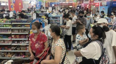 This photo taken on August 2, 2021 shows people buying items at a supermarket in Wuhan, in China's central Hubei province, as authorities said they would test its entire population for Covid-19 after the central Chinese city where the coronavirus emerged reported its first local infections in more than a year. (STR / AFP)