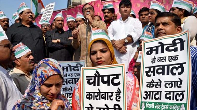 Delhi Congress leaders and workers protest against PM Narendra Modi over demonetisation of currency notes at Sadar Bazar in New Delhi on Thursday. (Photo: PTI)