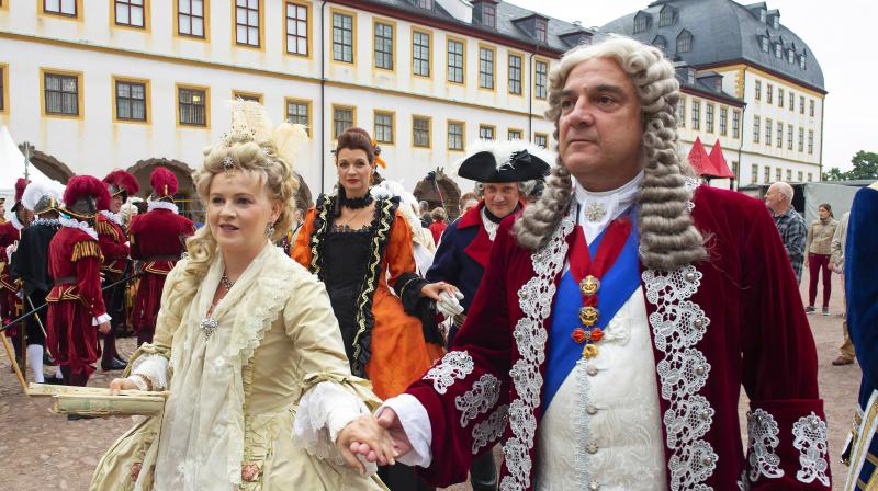 Hundreds attend Germanys Baroque festival in fancy costumes