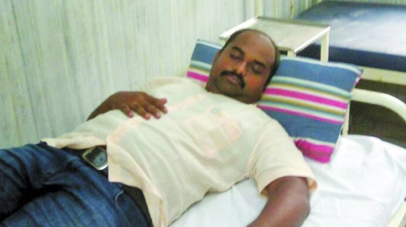 Dinesh Bhosle, sub engineer from H/west department was assaulted by Sena Shakha pramukh Sunil Jadhav.