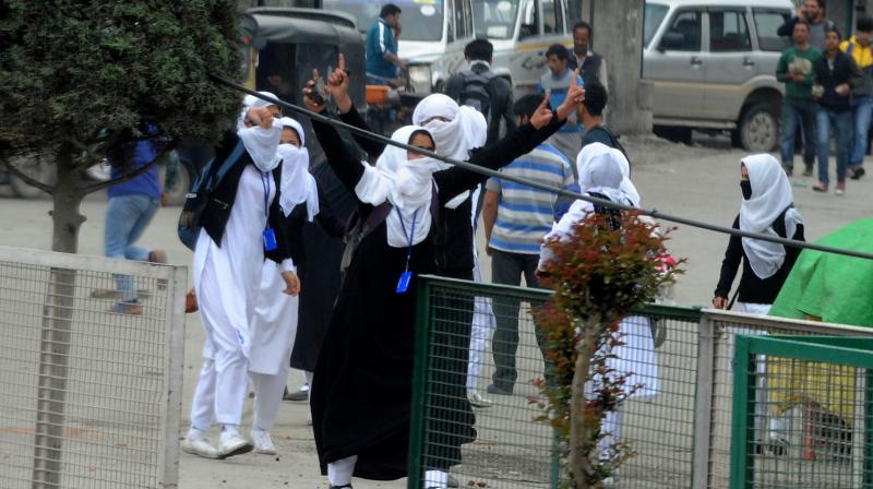 Clashes erupt between Srinagar students, security forces