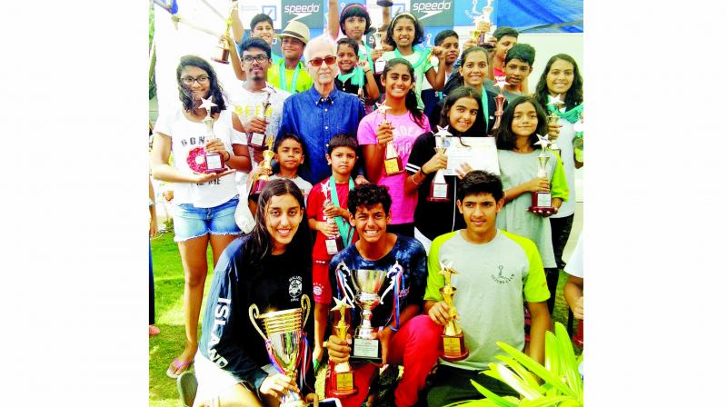 All the trophy winners with the chief guest Ramesh Bajaj, former swimmer  and water polo player and Otters Clubs trustee.