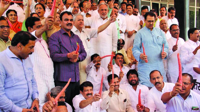 Members of the Congress and the NCP protested against the annual budget outside Vidhan Bhavan, demanding farm loan waiver, on Saturday.(Photo: RAJESH JADHAV)