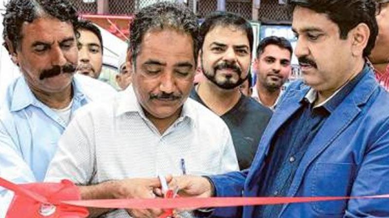 Indian tea seller in Dubai Mohammed Shafi (centre) (Photo: Social media)