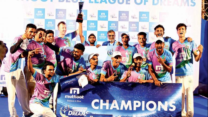 Winning team Young Mumbai Central Cricket-min with Thomas John Muthoot.
