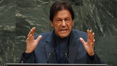 Pakistan prime minister Imran Khan defends lifting lockdown, urges nation to 'live with the virus'. (AFP Photo)