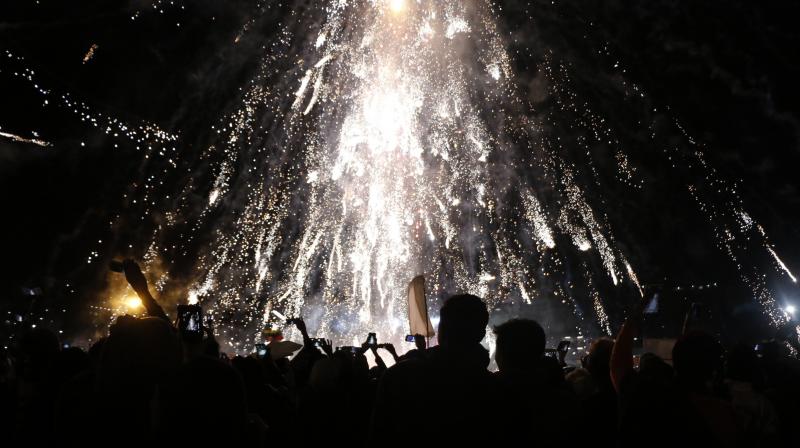 Crowds dice with death at Myanmars explosive fire balloon festival