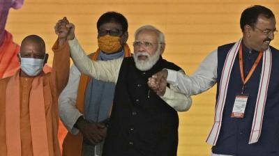 Modi blames former UP rulers for depriving state