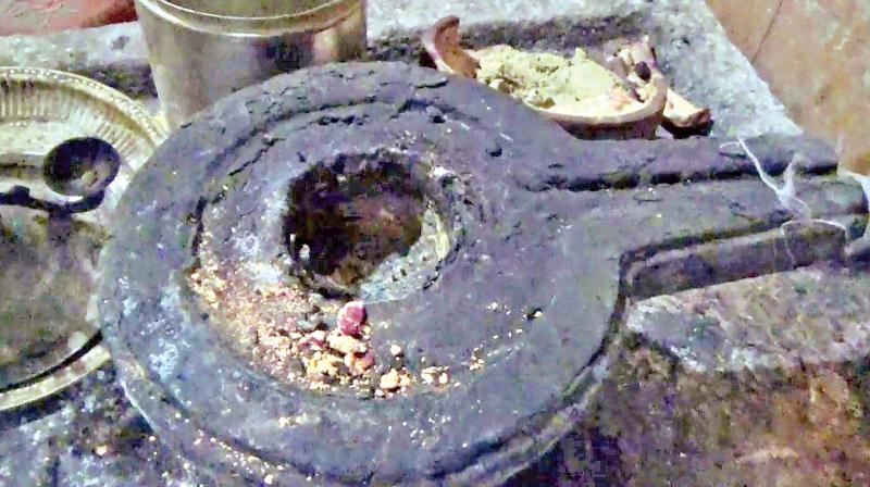An emerald Lingam stolen from Swayambulingeswara temple in Illaloor on Friday night.