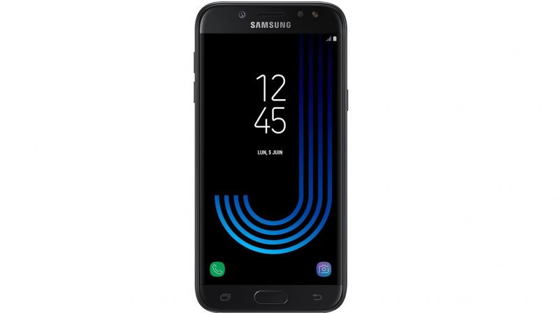 The J5 is also supposed to made of metal, with a refreshed design approach for the rear panel and an S7-inspired front.