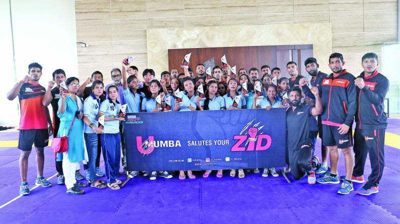 The U Mumba team with Apnalayas kabaddi mentor girls.