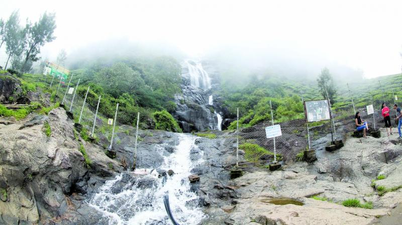 Powerhouse Waterfalls in Chinnakanal gradually being covered by the oncoming mist. (Photo: Munshi Wasim Abid. Powerhouse Waterfalls in Chinnakanal gradually being covered by the oncoming mist. (Photo: Munshi Wasim Abid.