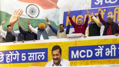 Delhi Chief Minister and AAP convener Arvind Kejriwal with Punjab CM Bhagwant Mann, Delhi Deputy CM Manish Sisodia, Delhi Environment Minister Gopal Rai and other leaders during celebrations after AAP crossed the majority mark in the MCD polls, at the party headquarters in New Delhi. (PTI/Vijay Verma)