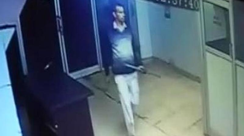 A man, who was caught on CCTV camera, allegedly murdered six people with a rod in Palwal. (photo: Screen grab from NDTV)