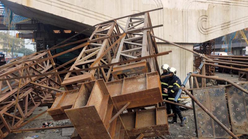 Girder slipped from the main pillar of the under construction bridge. (Photo: Rajesh Jadhav)