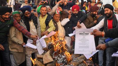 Farmers burn farm law copies to mark protest