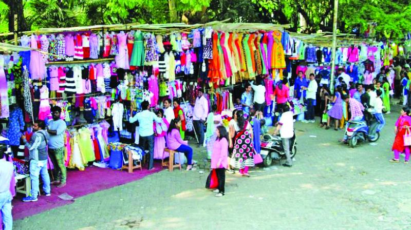 The court has asked the civic bdy to conduct individual inspection of stalls for violation of licence rules before initiating action against them.