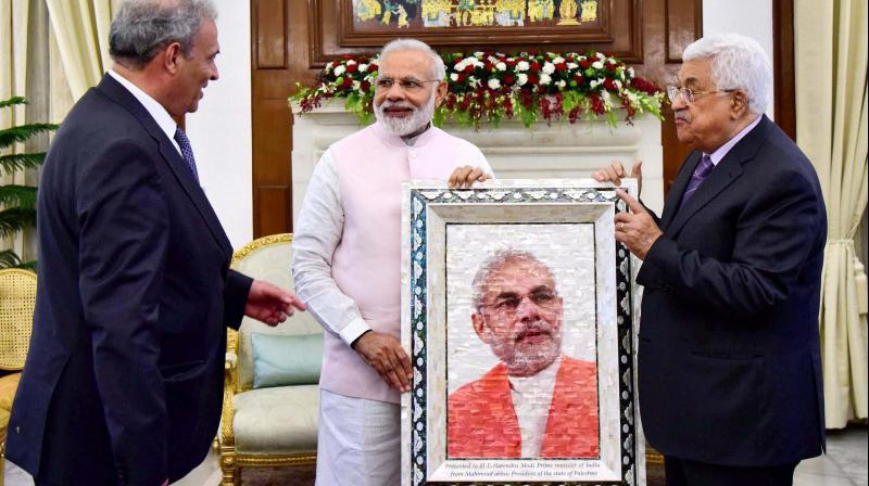 Palestinian President Mahmoud Abbas presents a gift to PM Narendra Modi in Hyderabad on Tuesday. He also presented Modi an artwork of his name in Arabic. (Photo: PTI) Palestinian President Mahmoud Abbas presents a gift to PM Narendra Modi in Hyderabad on Tuesday. He also presented Modi an artwork of his name in Arabic. (Photo: PTI)