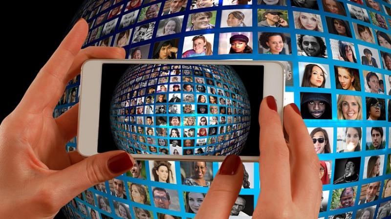 Four categories of Facebook users are relationship builders, town criers, selfies and window shoppers. (Photo: Pixabay)