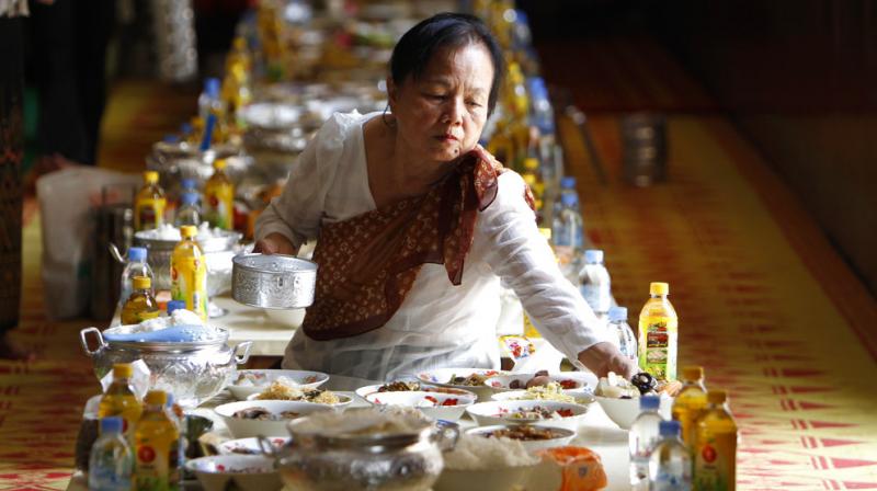 Cambodians pay respect to dead relatives in Pchum Ben festival
