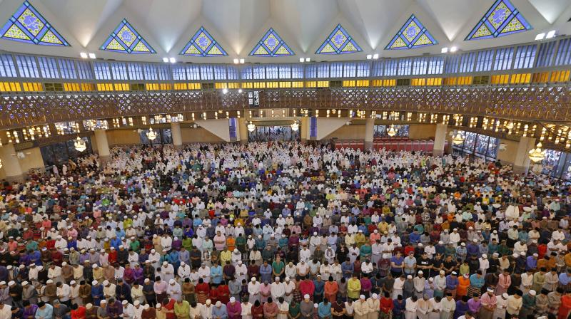Muslims prepare to mark end of Ramadan