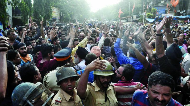 The police carry out a lathi-charge on people living in the refugee camp at Sion Koliwada. (Photo: Asian Age)