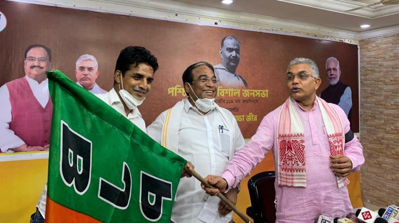 Footballer Mehtab Hossain receives the BJP party flag at the joining ceremony at the BJP HQ in Kolkata. Footballer Mehtab Hossain receives the BJP party flag at the joining ceremony at the BJP HQ in Kolkata.