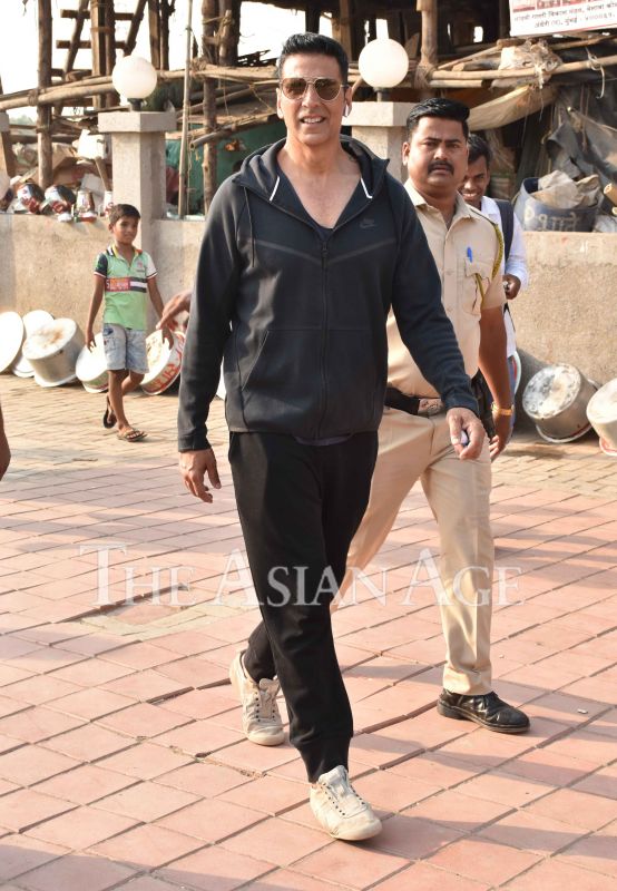 akshay kumar wearing onitsuka tiger