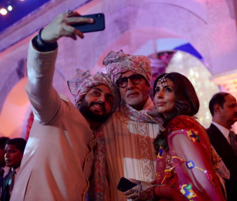 Big B, Aishwarya, Abhishek, Aaradhya look the perfect baarati at a family wedding