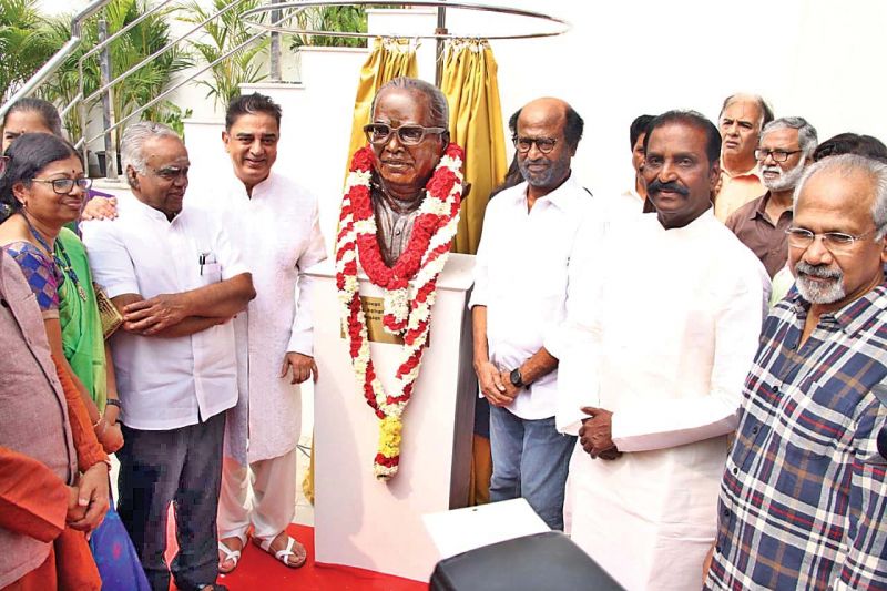 Kamal unveils the K. Balachander statue. 