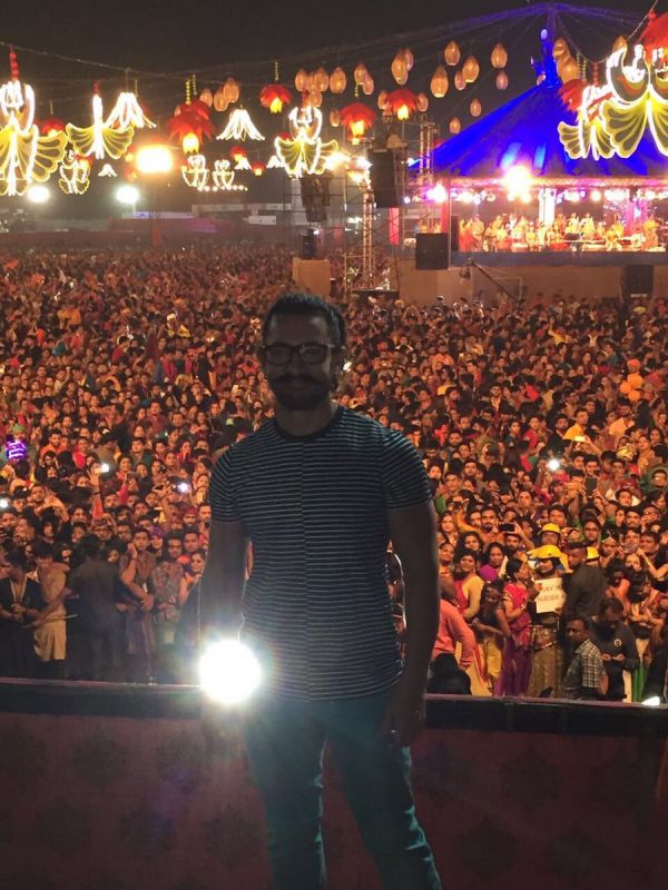 'What an atmosphere': Aamir performs aarti, celebrates Navratri festival in Vadodara