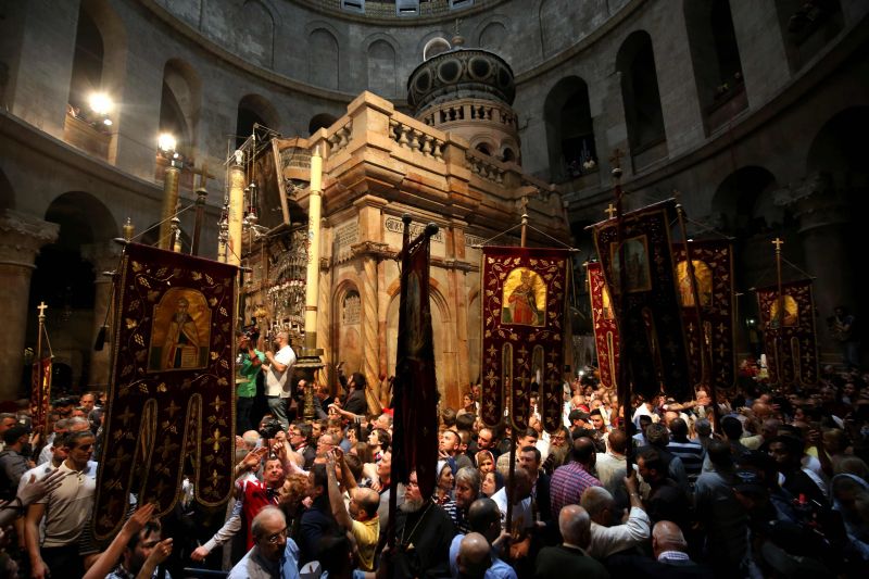 Worshippers share the "Holy Fire" during an Orthodox Easter ceremony at the Volodymyrsky Cathedral in Kiev on April 7, 2018. Some people put together baskets with items that symbolise different aspects of their faith. (Photo: AFP) Worshippers share the "Holy Fire" during an Orthodox Easter ceremony at the Volodymyrsky Cathedral in Kiev on April 7, 2018. Some people put together baskets with items that symbolise different aspects of their faith. (Photo: AFP)