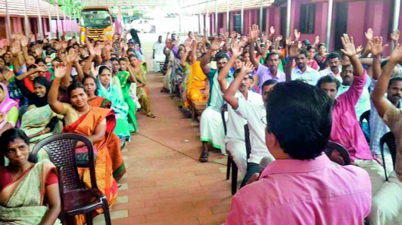 Parents of students at Kalavoor Higher Secondary School take oath as part of campaign of no TV serial at home during study time. Parents of students at Kalavoor Higher Secondary School take oath as part of campaign of no TV serial at home during study time.