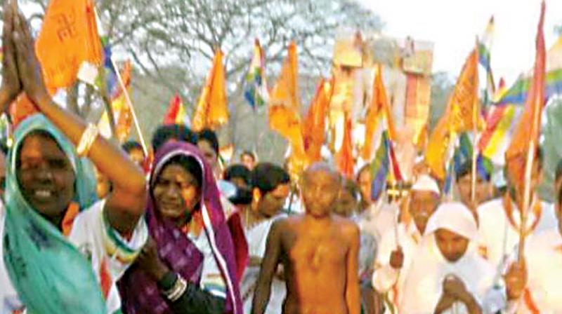Jungle Wale Baba(centre) enters Shravanabelagola to a rousing reception from devotees on Monday. He is in the town to attend the Mahamastakabhisheka of Bahubali. Jungle Wale Baba(centre) enters Shravanabelagola to a rousing reception from devotees on Monday. He is in the town to attend the Mahamastakabhisheka of Bahubali.