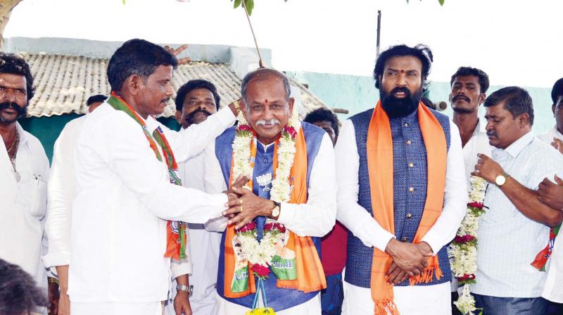 Senior BJP leader B. Sriramulu campaigns for party’s Ballari candidate Y Devendrappa at Kampli in Ballari district on Sunday (KPN) Senior BJP leader B. Sriramulu campaigns for party’s Ballari candidate Y Devendrappa at Kampli in Ballari district on Sunday (KPN)