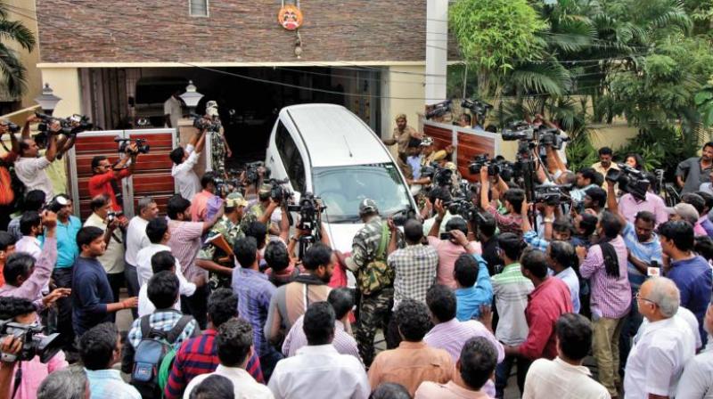 Mediapersons and onlookers gather outside the residence of Rama Mohana Rao at Anna Nagar during I-T raids on Wednesday. (Photo: DC) Mediapersons and onlookers gather outside the residence of Rama Mohana Rao at Anna Nagar during I-T raids on Wednesday. (Photo: DC)