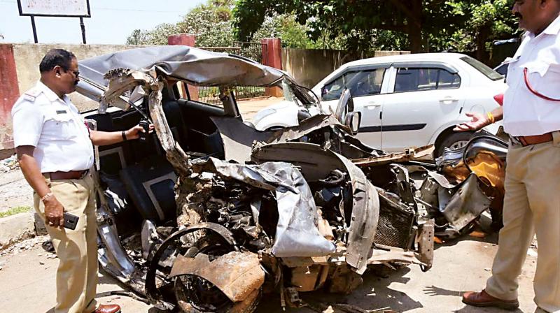Policemen inspect the wreckage caused by the accident (Photo: KPN) Policemen inspect the wreckage caused by the accident (Photo: KPN)
