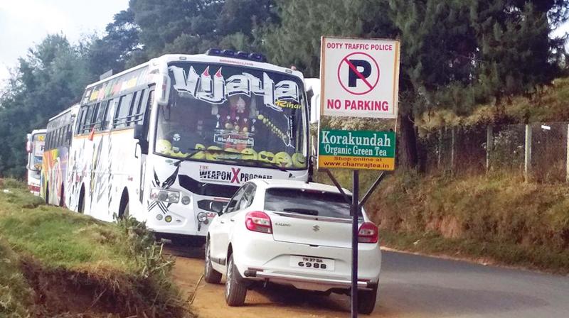 The vehicles being parked in the ‘No Parking’ area along the Stone House road in Ooty. (Image DC) The vehicles being parked in the ‘No Parking’ area along the Stone House road in Ooty. (Image DC)