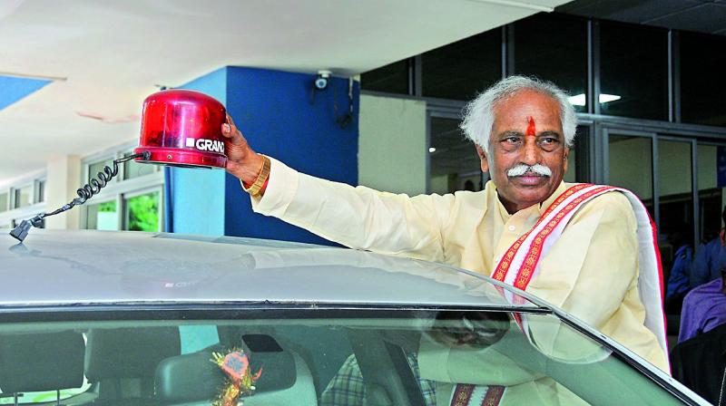 Labour minister Bandaru Dattatreya removes beacon light from his car in Hyderabad on Sunday. (Photo: DC) Labour minister Bandaru Dattatreya removes beacon light from his car in Hyderabad on Sunday. (Photo: DC)