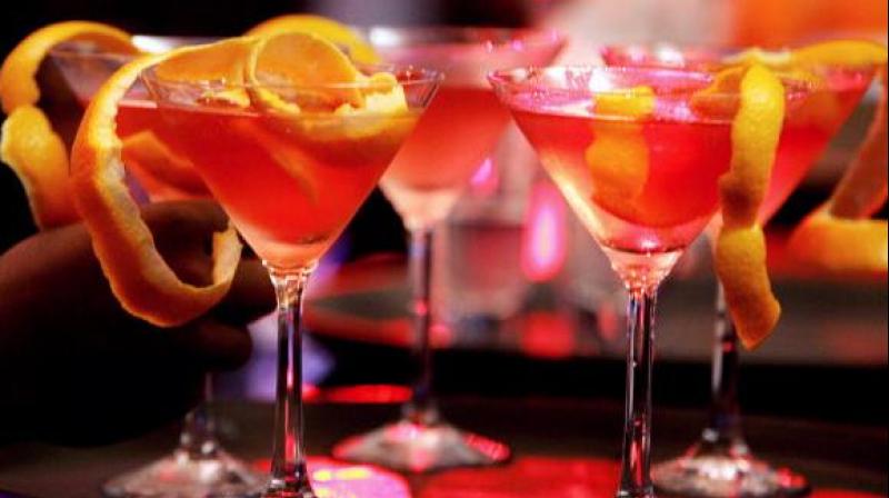 People are touching the lemon in your glass, handling it, cutting it, placing it in a container or a cup (Photo: AFP) People are touching the lemon in your glass, handling it, cutting it, placing it in a container or a cup (Photo: AFP)