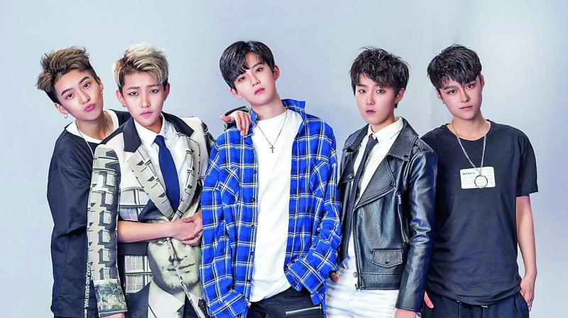 Acrush, China’s hottest ‘boy band’ that’s actually made up of five androgynous girls Acrush, China’s hottest ‘boy band’ that’s actually made up of five androgynous girls