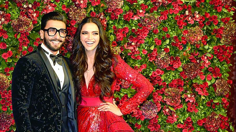 Cute! Deepika and Ranveer Pose WITH the Media